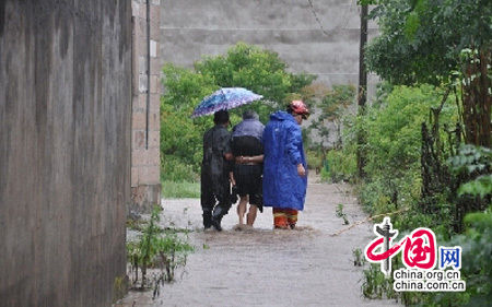 强降雨致村庄被淹 天台消防转移被困老人