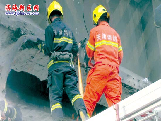 天津一大桥钢板随时可能坠落 消防破拆排险