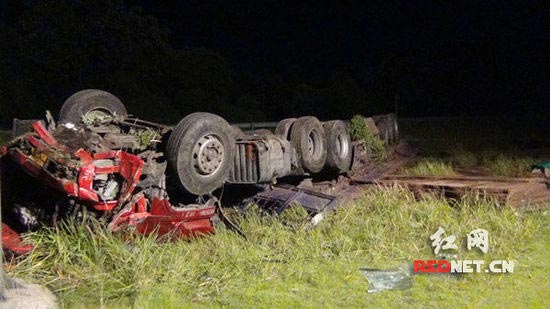 大挂车飞出高速 1死2伤消防深夜救援