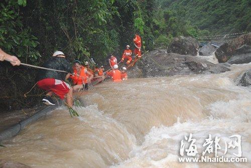 突遇山洪5游客被困罗源溪谷 消防架梯营救