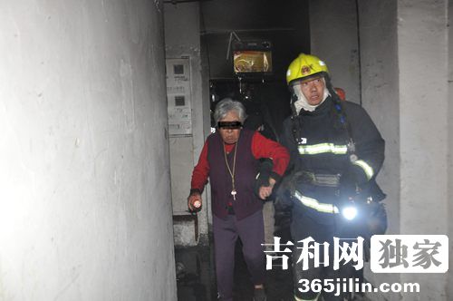 长春一小区起火 消防救出30多被困居民