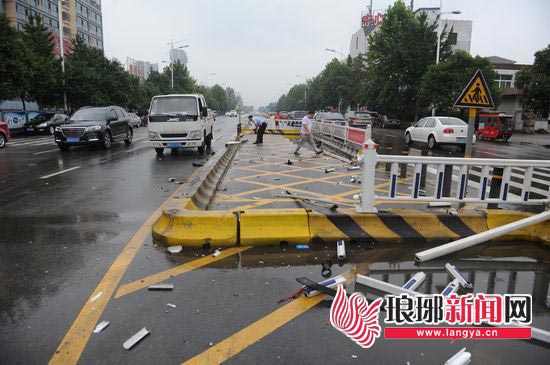 临沂轿车肇事逃窜 交警队门前“碰碰车”