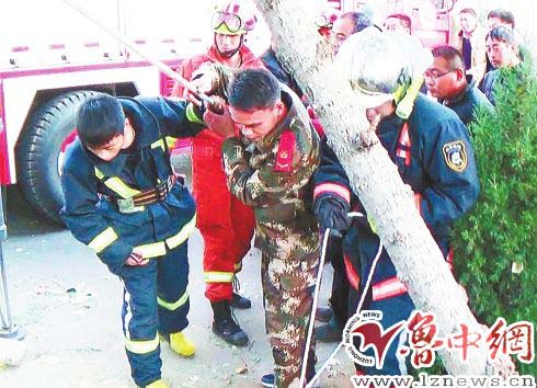 女子踩空跌落7米深井 消防吊钩来救援