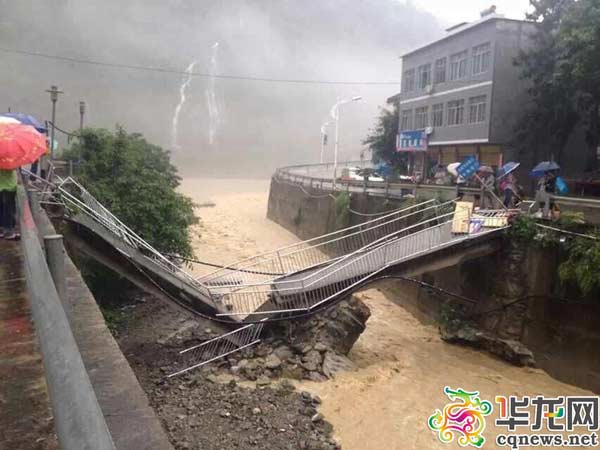 巫溪暴雨致25万人受灾 消防官兵紧急救援