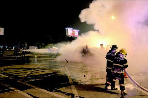 高速服务区里房车突起火 司机全身着火跳车