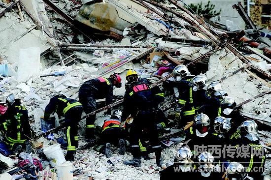 巴黎市郊一居民楼爆炸坍塌 2人死亡10人受伤