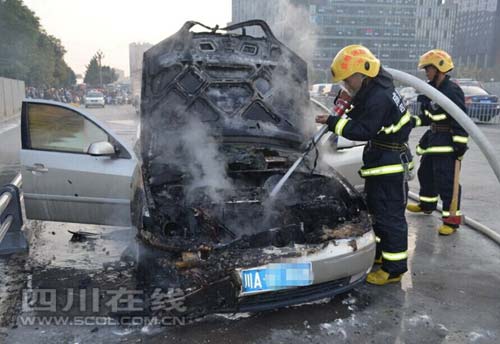 成都一轿车行驶途中自燃 车主及时逃生