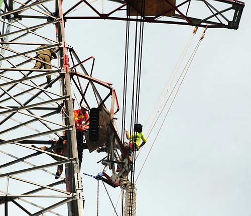 电力工人被卡40米高空 消防员及时营救