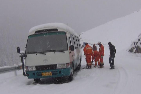 旅行团被困喀纳斯 消防10余小时风雪救援