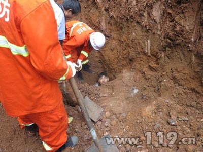 校园建筑工地塌方 雁山消防紧急救出工人