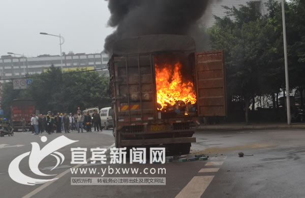 货车忽然燃起大火 消防官兵奋力排险