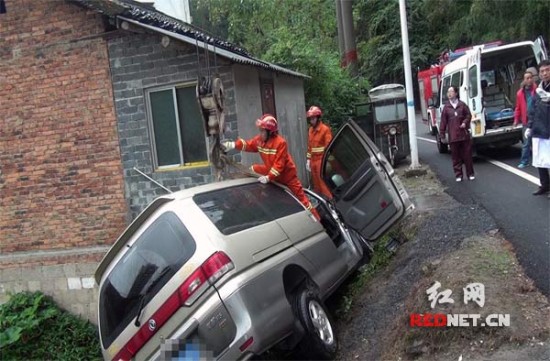 车辆撞上民房一人被困 消防紧急救援