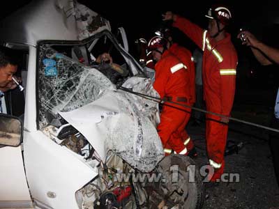 开车打盹遭遇车祸 消防成功营救被困人员