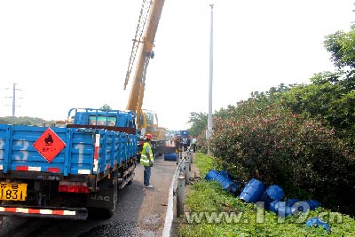 危化品散落高速公路 无锡消防等联合排险