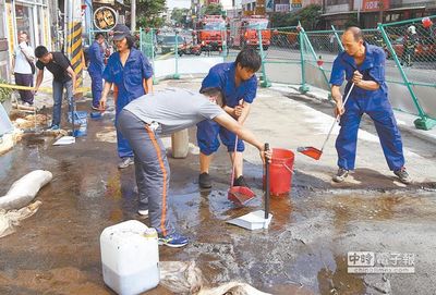 台湾军方输油管破裂 台中消防紧急清理