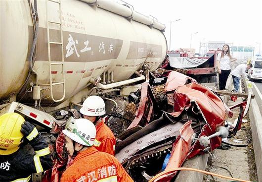 货车避让水泥罐车遇险 5吨重钢圈压扁驾驶室