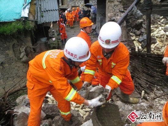 云南山体滑坡3人被埋 消防搜出1名遇难者