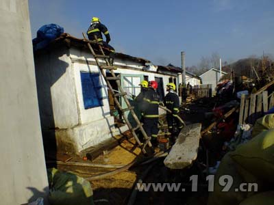 民房大火库内2吨水稻遇险 珲春消防灭火保粮