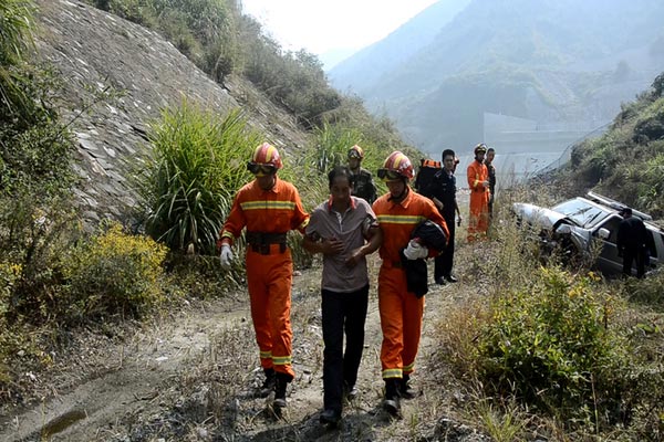 司机疲劳驾驶翻入山沟 消防成功营救伤者