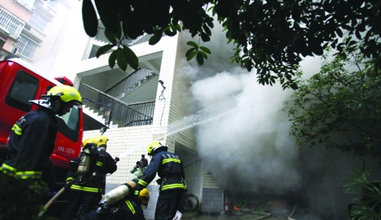 小区商住楼地下仓库起火 已烧一天一夜