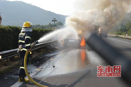 漳州：小车大货“热吻” 消防出动“降温”