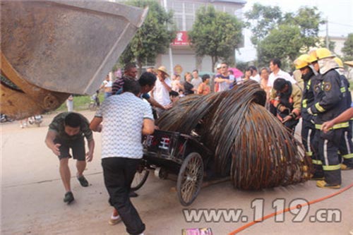 成捆钢筋压住老人 消防群众合力营救