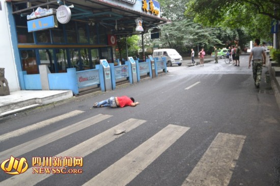 男子三楼雨棚欲轻生 在消防铺气垫时跳楼