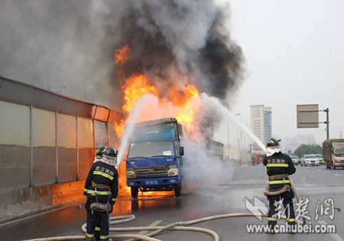 满载机油货车途中爆燃 消防成功处理