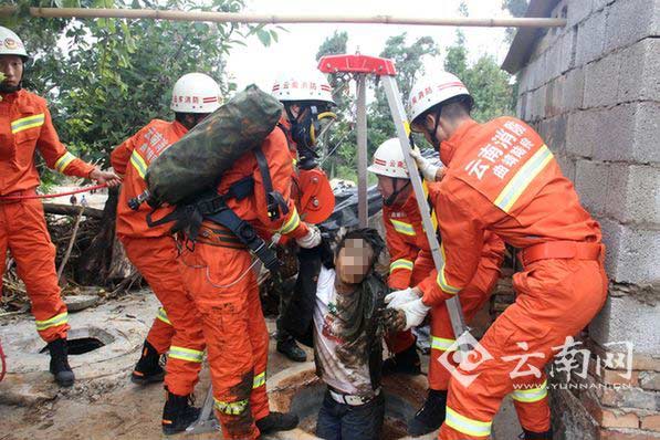 祖孙三人被困沼气池身亡 消防紧急营救