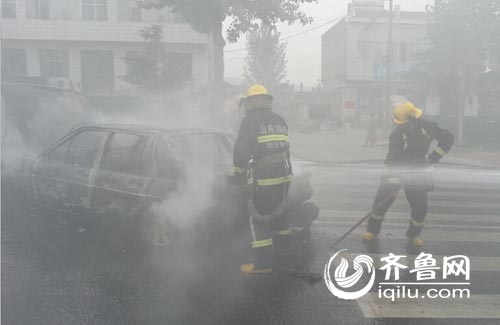 轿车加油站旁起火 消防灭火时突然发生爆炸