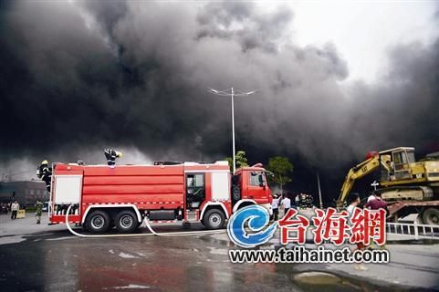 龙海一仓库大火黑烟蔽日 消防4小时灭火