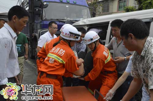 两车相撞面包车2人被困 消防破拆车体营救