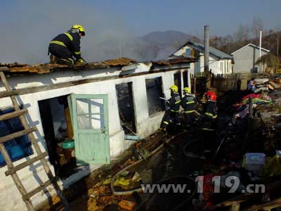 民房大火库内2吨水稻遇险 珲春消防灭火保粮