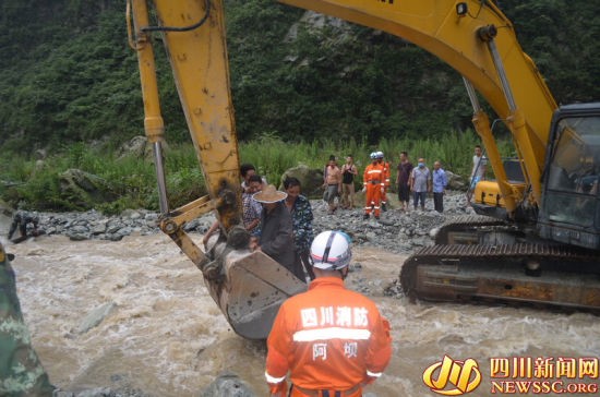 省道303线发生泥石流 消防疏散被困15人