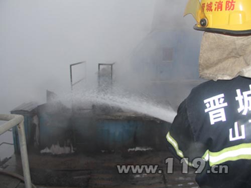 山西陵川水泥厂大火 消防疏散群众扑灭火灾