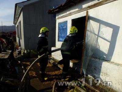 民房大火库内2吨水稻遇险 珲春消防灭火保粮