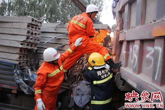 两货车追尾1人被困 郑州消防切门救人