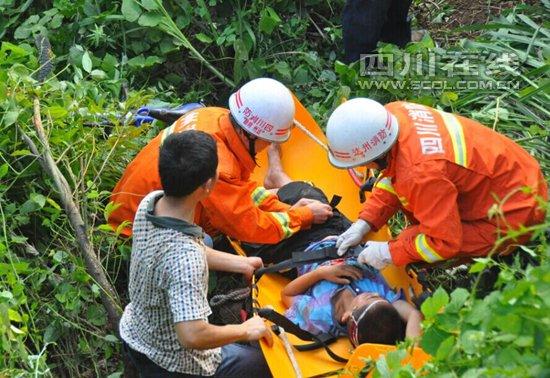 两小孩结伴骑车坠入山崖 消防官兵救出