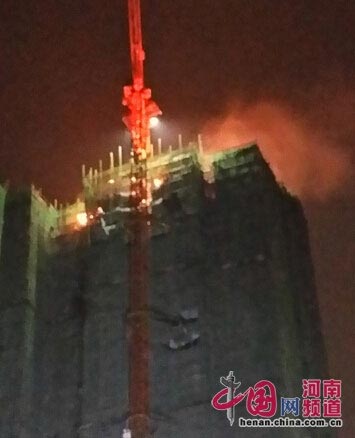 郑州一30层在建高楼突发大火 未造成人员伤亡