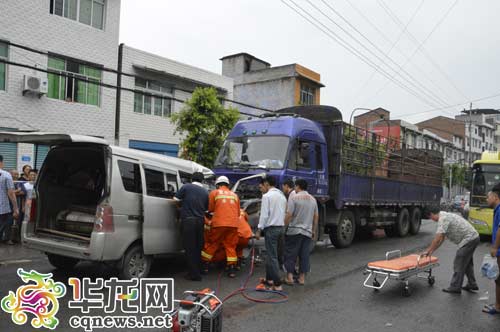 两车相撞面包车2人被困 消防破拆车体营救