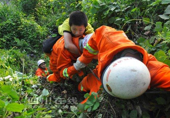 两小孩结伴骑车坠入山崖 消防官兵救出