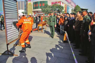 液压钳夹乒乓球 洛阳消防宣传月活动启动