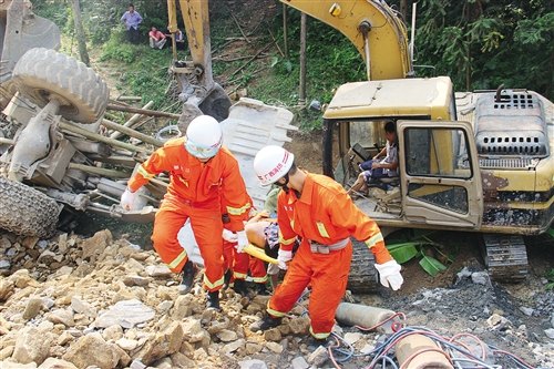 铲车驾驶员操作不当坠土沟 消防及时救出