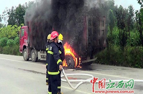 货车行驶途中轮胎着火 消防用水枪抢救