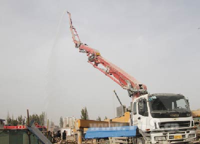 水泥泵车变身消防车 解高层灭火难题