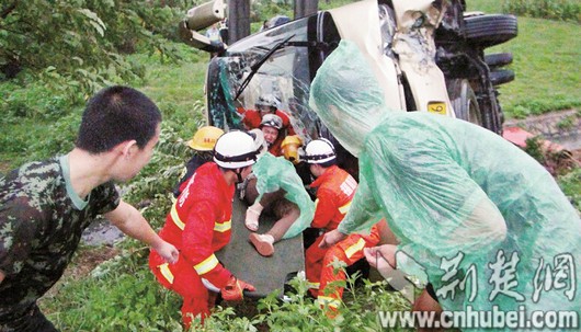 湖北游客大巴福建侧翻 31人中11人受伤