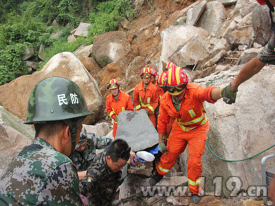 采石引发山体坍塌事故 苍南消防全力施救