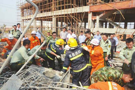 在建工地坍塌多人被埋 消防成功救援