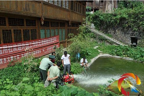 消防器材进村寨 百年苗寨筑起“防火墙”