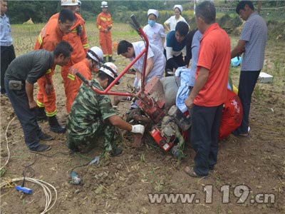 男子被农耕机“咬紧”双腿 消防紧急救援